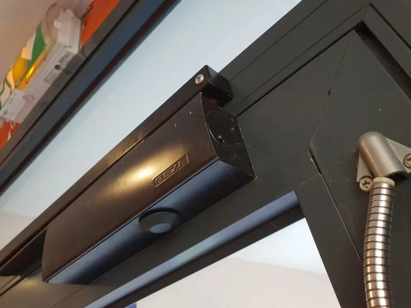 groom adapté et système d’amortissement de la porte