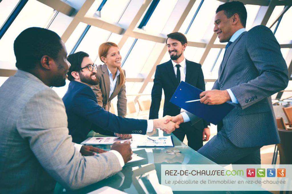 5 personnes parlant du changement de destination