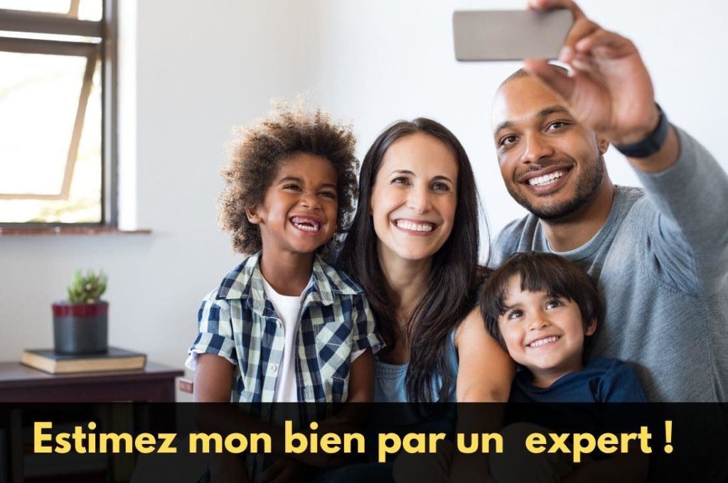 Une famille cherchant à estimer son bien immobilier